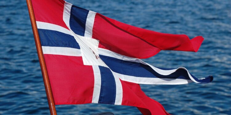 Twoja flaga straciła blask? Sprawdź, jak bezpiecznie ją odświeżyć i przechowywać